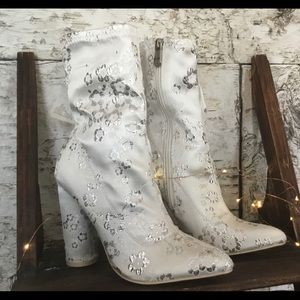 Cape Robbin size 6 White New booties